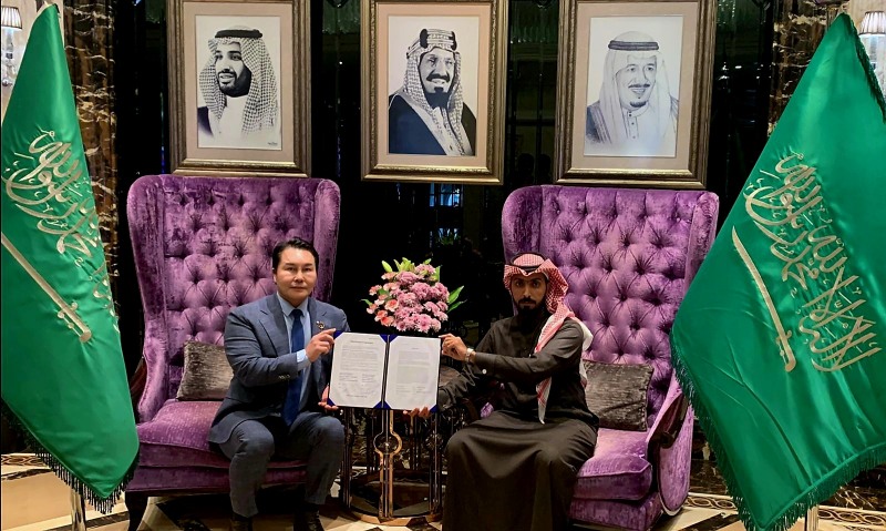 사진=미들이스트 인베스트먼트 Bruce Jeong 의장과 사우디정부 로컬 파트너사 WBC의 ROYAL FAMILY 모하메드 알카삽 어겔리(왼쪽)