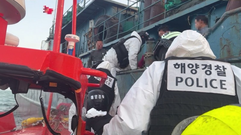 목포해경 해상특수기동대가 검문검색을 위해 중국어선 등선하고 있다 (사진제공 = 목포해양경찰서)