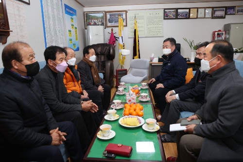 김산 무안군수가 삼향읍 경로당 방문을 방문하여 어르신들과 인사말을 나누고 있다 (사진제공 = 무안군)