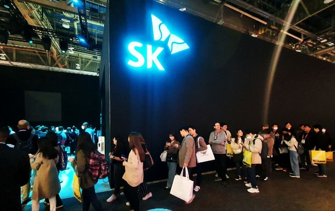 8일(현지시간) 막을 내린 ‘CES 2023’에 ‘탄소감축 행동’을 주제로 참가한 SK그룹 전시관이 전 세계에서 온 관람객들의 호평을 받으며 나흘 내내 ‘CES 핫 플레이스’로 인기몰이를 했다. 9일 SK그룹에 따르면 지난 5일부터 나흘간 미국 라스베이거스 컨벤션센터(LVCC)에서 열린 ‘CES 2023’ 기간 중 SK그룹 통합전시관을 찾은 누적 관람객이 3만여명으로 잠정 집계됐다. 사진은 미국 라스베이거스에서 5일부터 8일까지 열린 ‘CES 2023’의 SK그룹관에서 관람객들이 줄을 서서 입장을 기다리고 있는 모습. (사진 = SK그룹 제공)