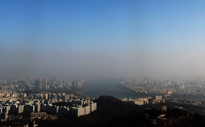 연일 미세먼지 농도가 '나쁨' 수준을 보이고 있는 지난 9일 오후 서울 용산구 남산서울타워에서 바라본 서울 도심이 파란 하늘 아래 미세먼지 층으로 덮인 모습이다.