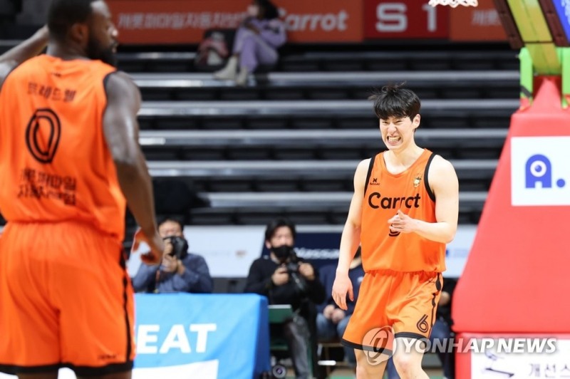 (고양=연합뉴스) 9일 고양체육관에서 열린 2022-2023 SKT 에이닷 프로농구 정규리그 고양 캐롯과 대구 한국가스공사의 경기. 고양 이정현이 3점슛을 성공시킨 뒤 백코트하고 있다.