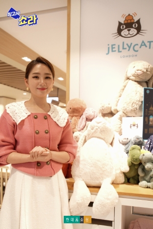 현대홈쇼핑 모바일 라이브커머스 '쇼라'의 쇼호스트가 11일 예정된 새 고정 프로그램 '구해왔쇼라' 첫방송에 앞서 리허설을 진행하고 있는 모습.