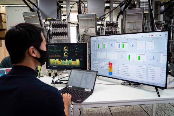 SKT 연구원들이 트래픽 혼잡 상황에 활용하는 솔루션을 테스트 하는 모습 / 사진 제공 : SK텔레콤