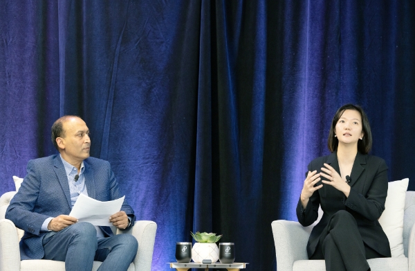 직원들의 질문에 답변 중인 네이버 최수연 대표. 인수 시너지에 대한 한 직원의 질문에 최 대표는 “포시마크는 커머스와 커뮤니티가 결합된 독보적인 사업 모델을 보유하고 있어 C2C 커머스 시장에서 성장성이 높고, 주 사용층이 MZ세대로 새로운 서비스를 시도하는 데 유연하다”라며 “네이버의 다양한 기술력을 접목해 포시마크의 성장을 지원할 것”이라고 답했다. / 사진 제공 : 네이버