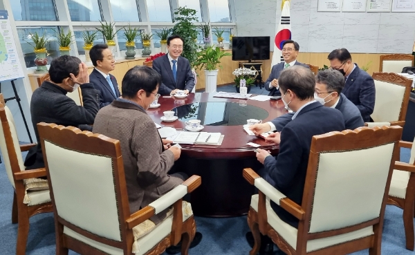 윤병태 나주시장이 김춘진 한국농수산식품유통공사 사장과 신년 인사 자리를 가졌다 (사진제공 = 나주시)