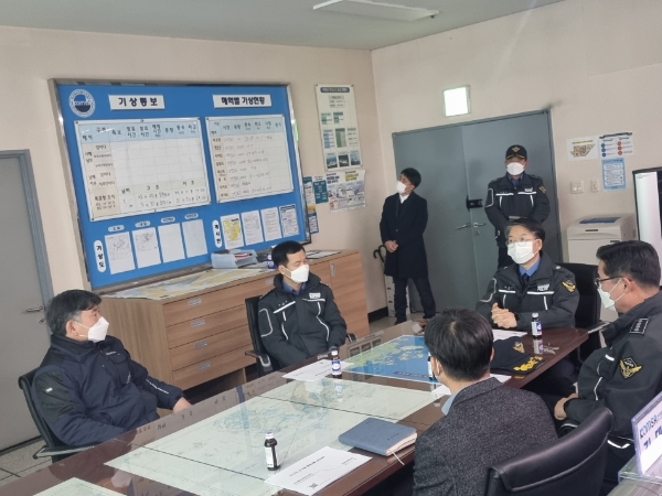 임명길 서해지방해양경찰청장이 10일 한국해양교통안전공단 목포지사 운항관리센터에 방문해 해양안전관리 실태를 점검하고 있다 (사진제공 = 서해지방해양경찰청)