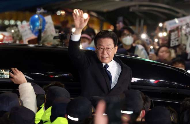 이재명 더불어민주당 대표가 10일 오후 경기 성남시 수원지방검찰청 성남지청에서 '성남 FC 후원금 의혹' 관련 조사를 마치고 지지자들을 향해 손 흔들고 있다.(사진=뉴시스)