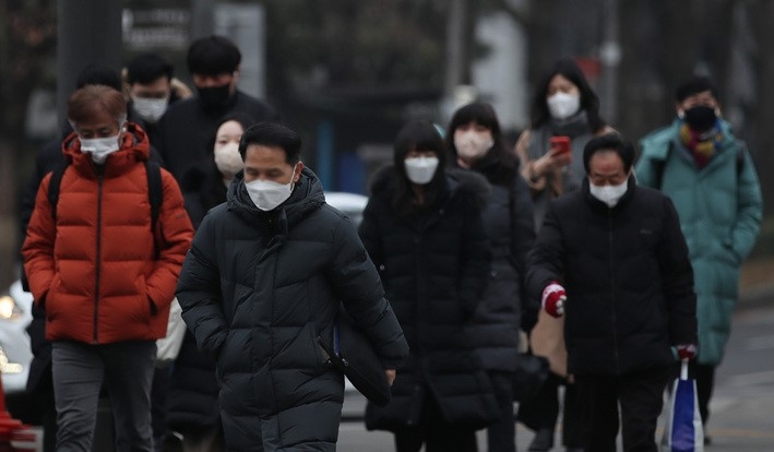 서울 및 수도권 미세먼지 상태가 '나쁨 수준'을 보이고 있는 9일 서울 광화문네거리에서 마스크를 쓴 시민들이 출근하고 있다.
