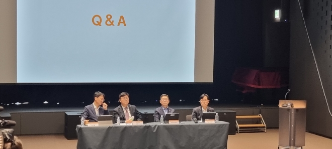 한화솔루션은 매년 20% 안팎의 고성장이 예상되는 북미 태양광 시장 공략을 위해 3조2000억원을 투자한다고 11일 밝혔다. 사진은 11일 서울 중구 한화빌딩에서 열린 신년 미디어데이에서 한화솔루션 임직원이 미국 투자와 관련해 질의응답을 하고 있는 모습. (왼쪽부터)한화솔루션 김기홍 전략부문 커뮤니케이션실장, 신용인 전략부문 재무실장, 이구영 대표, 류성주 큐셀부문 미국제조본부장