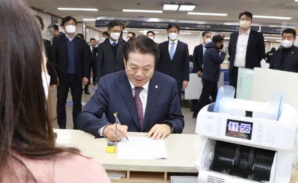 최대호 안양시장이 고향사랑기부제 기탁서를 작성하고 있다 (사진제공 = 해남군)