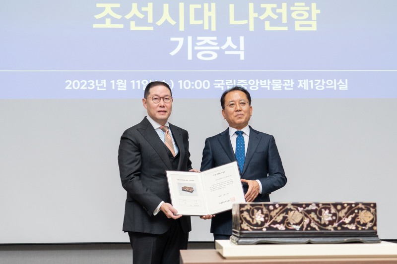 조현상 YFM 위원장(효성그룹 부회장, 사진 좌측)과 윤성용 국립중앙박물관장(사진 우측)이 11일 오전 서울 용산구 국립중앙박물관에서 열린 젊은친구들(YFM) 조선시대 나전함 기증식에서 기념 촬영하고 있다. / 사진 = 효성그룹