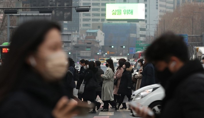 서울 및 수도권 미세먼지 상태가 '나쁨 수준'을 보이고 있는 9일 서울 광화문네거리에서 마스크를 쓴 시민들이 출근하고 있다.