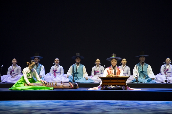 크라운해태제과가 11일 세종문화회관 대극장에서 개최한 '제2회 한음회'에서 '송서 율창 전승자'들이 '송서' 중 '촉석루' 공연을 펼치고 있다. / 사진 제공 : 크라운해태