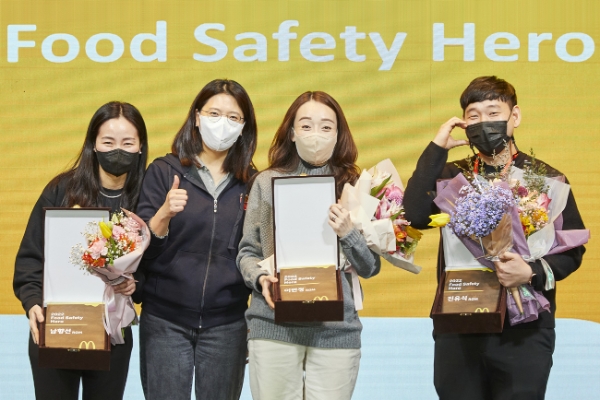 한국맥도날드가 전국 레스토랑 점장 컨벤션 행사에서 ‘2022 푸드 세이프티 히어로 시상식(Food Safety Hero Award)’을 진행했다고 12일(목) 밝혔다 (사진 왼쪽부터 한국맥도날드 남향선 점장, 김기원 대표, 이연정 점장, 진유식 점장)