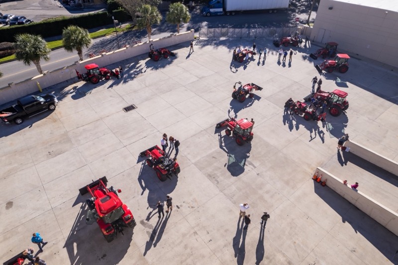 딜러들이 TYM 신제품 라인업을 살펴보고 있다(사진제공: TYM)