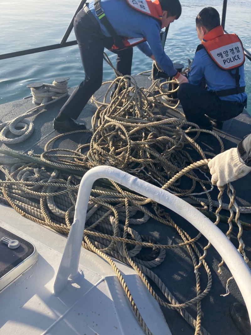 해상에 방치중인 폐로프를 해양경찰이 수거하고 있다 (사진제공 = 여수해양경찰서)