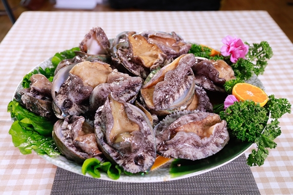 완도 활 전복 (사진제공 = 완도군)