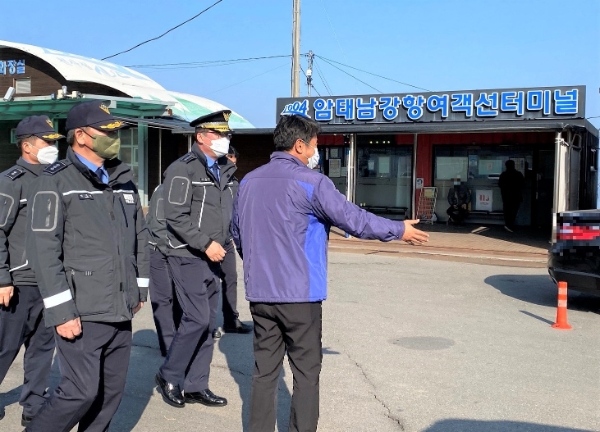 이종욱 목포해양경찰서장이 신안군 암태도 남강선착장에서 치안현장을 점검하고 있다 (사진제공 = 목포해양경찰서)