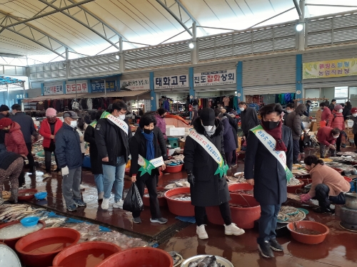 설맞이 물가안정 캠페인 모습 (사진제공 = 진도군)