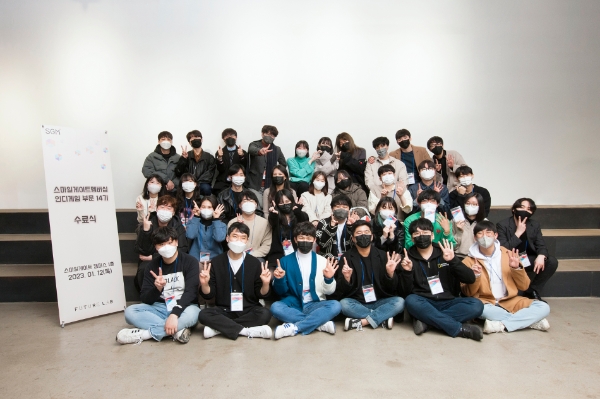 지난 12일 스마일게이트 캠퍼스 퓨처랩에서 진행된 SGM 인디게임부문14기 구성원들이 단체 사진을 찍고 있다.