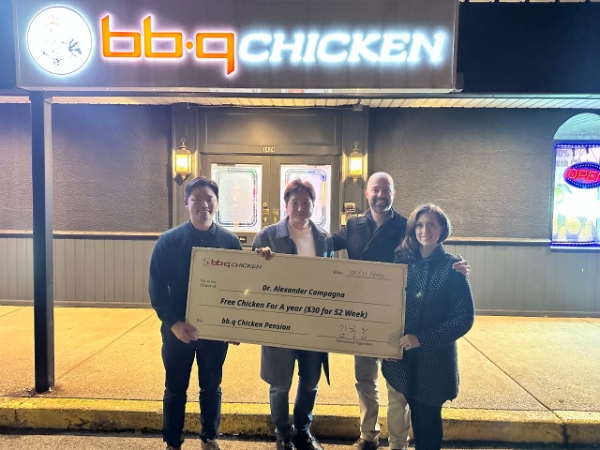 캄파냐 부부(왼쪽에서 3,4번째)가 1년 치킨 무료 상품권을 받고 BBQ 버팔로점 박선우 패밀리(왼쪽에서 2번째)와 기념사진을 촬영하고 있다. / 사진 = 제너시스BBQ그룹