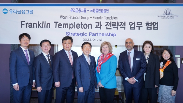우리금융그룹(회장 손태승)은 지난 12일 프랭클린템플턴 그룹과 전략적 업무 협업식을 가졌다. (왼쪽부터) 우리프라이빗에쿼티자산운용 김경우 대표, 우리글로벌자산운용 황우곤 대표, 우리자산운용 최영권 대표, 우리금융지주 박화재 사장, 프랭클린템플턴 제니 존슨 CEO, 프랭클린템플턴 타릭 아흐마드 APAC 공동 대표, 프랭클린템플턴투자자문 김태희 대표와 관계자가 기념촬영을 하고 있다.