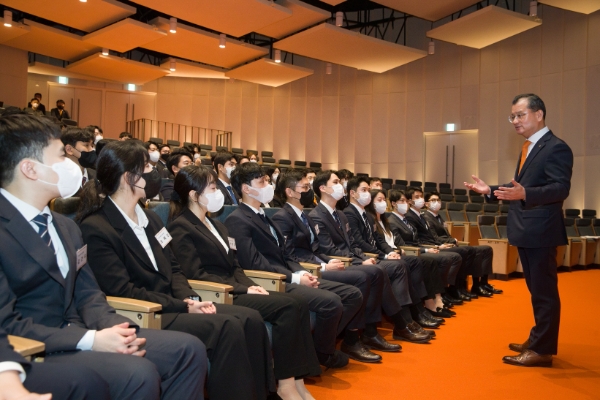 신입직원들과 최대한 가까이서 격의없는 대화 나누는 여승주 한화생명 대표.