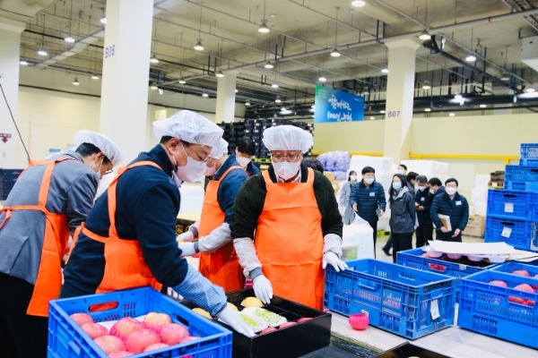 농협경제지주와 기획재정부는 12일 경기도 화성시 농협안성농식품물류센터를 방문해 설 명절 성수품 수급상황과 가격동향을 점검했다. 사진은 안성물류센터를 찾은 염기동 농협경제지주 산지도매본부장(앞줄 오른쪽)과 방기선 기획재정부 1차관(앞줄 왼쪽)이 사과, 배 선물세트 소포장 작업을 하는 모습.