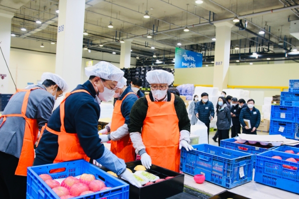 농협경제지주와 기획재정부는 12일 경기도 화성시 농협안성농식품물류센터를 방문해 설 명절 성수품 수급상황과 가격동향을 점검했다. 사진은 안성물류센터를 찾은 염기동 농협경제지주 산지도매본부장(앞줄 오른쪽)과 방기선 기획재정부 1차관(앞줄 왼쪽)이 사과, 배 선물세트 소포장 작업을 하는 모습. 