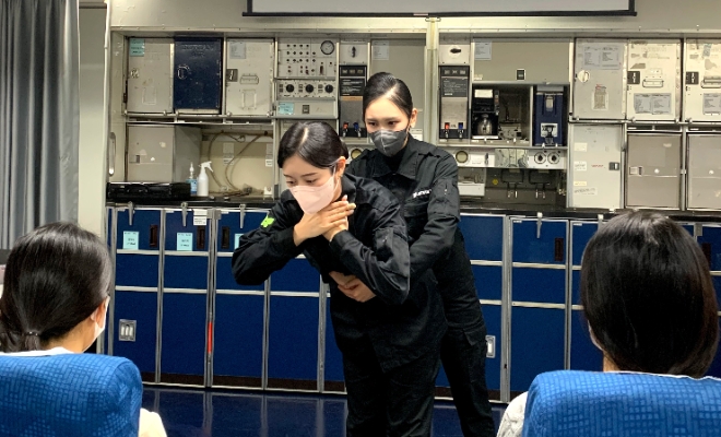 진에어의 객실승무원이 침착한 응급처치를 시행해 기도폐쇄 상태에 있던 아동 승객을 구했다. 사진은 진에어가 객실승무원 대상으로 정기안전훈련시 하임리히법을 교육하고 있는 모습. (사진 = 진에어 제공)