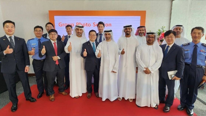 한화시스템 아부다비 지사 개소식에 UAE 국방부 산하 타와준 경제위원회, TTI, UAE 소요군인 AFAD의 핵심인사, 대한민국 공군 파견요원, UAE 주재 한국 대사관 및 어성철 한화시스템 대표이사(앞줄 왼쪽에서 다섯번째)가 참석했다. (사진 = 한화시스템 제공)