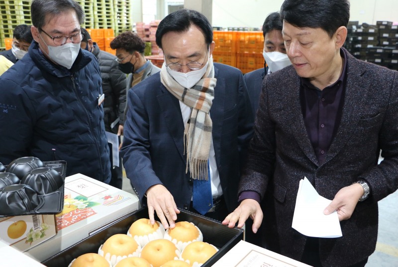 윤병태 나주시장이 나주거점APC 현장을 방문했다 (사진제공 = 나주시)