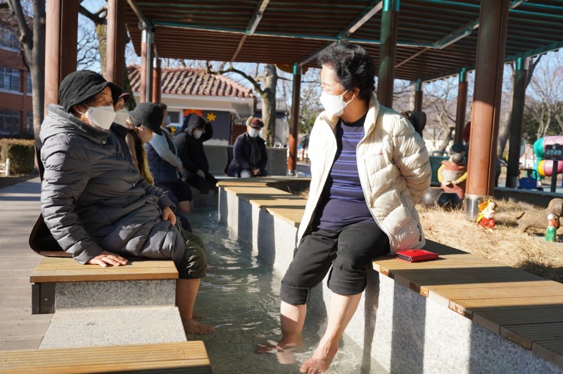 서림공원 족욕장에서 족욕을 즐기는 시민들 (사진제공 = 해남군)