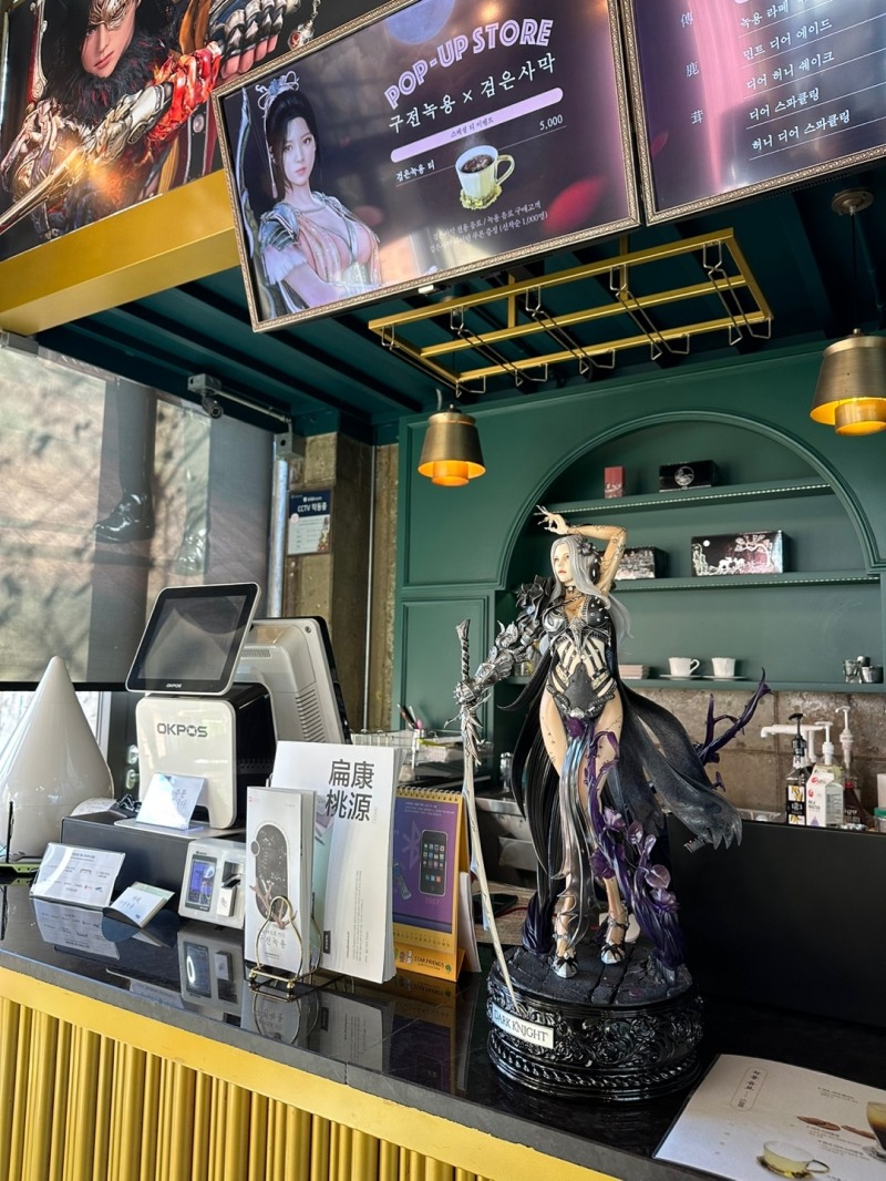 다양한 음료가 팝업스토어에서 판매되고 있다.