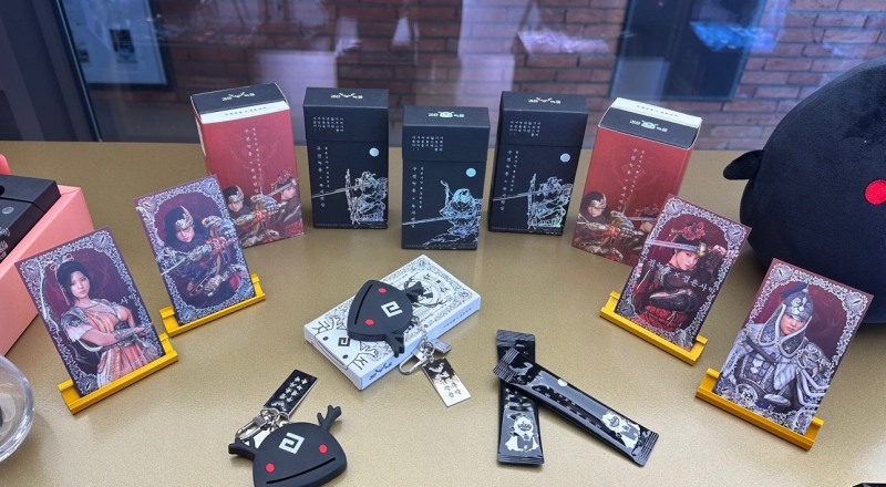 '검은녹용' 패키지 구성품. 스틱형 녹용과 짜개로 활용할 수 있는 '흑정령' 키링이 포함돼 있다.