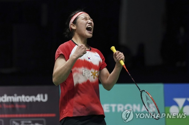 (쿠알라룸푸르 AP=연합뉴스) 안세영이 13일(현지시간) 말레이시아 쿠알라룸푸르 악시아타 아레나에서 열린 2023 말레이시아 오픈 배드민턴선수권대회 여자 단식 8강전에서 왕즈이(중국)를 꺾고 포효하고 있다. 이날 안세영은 세트 스코어 2-1(21-17 16-21 21-19)로 왕즈이를 꺾고 4강 진출에 성공했다.
