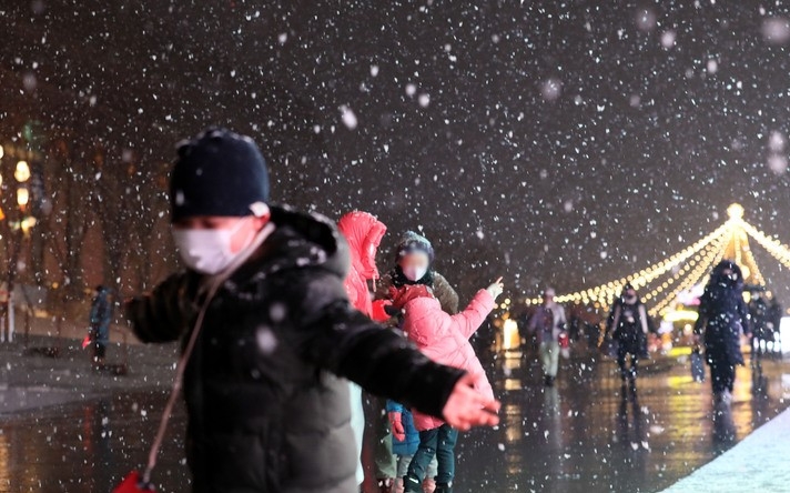 일 년 중 가장 춥다는 소한인 6일 오후 서울 종로구 광화문광장 일대에 눈이 내리고 있다.