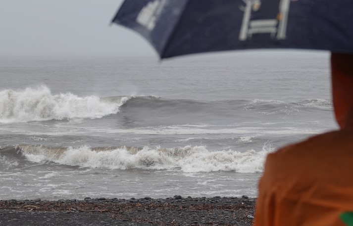 강풍을 동반한 많은 비가 내리는 13일 오후 제주 서귀포시 남원읍 해안가에 높은 파도가 일고 있다.