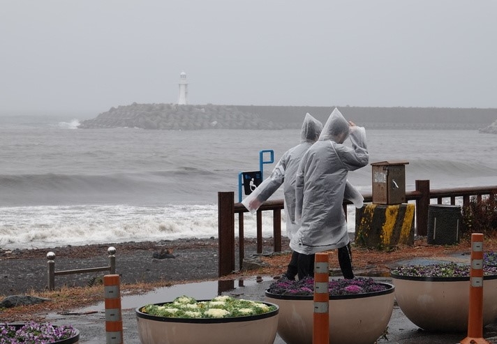 13일 오후 제주 서귀포시 남원읍 해안가에서 관광객들이 비오는 거리를 걷고 있다.
