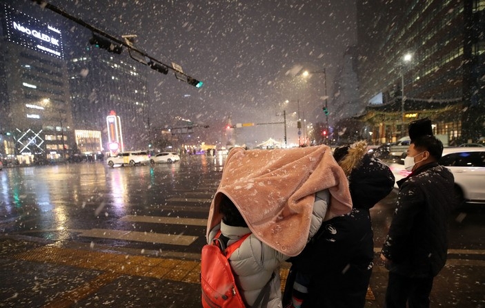 일 년 중 가장 춥다는 소한인 지난 6일 오후 서울 종로구 광화문광장 일대에 눈이 내리고 있다.