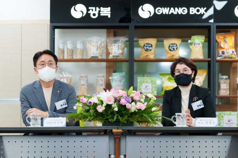 이석용 NH농협은행장(사진 좌측)과 전병순 광복영농조합법인 대표(사진 우측)가 기념촬영을 하고 있다.