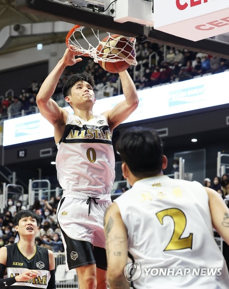 (수원=연합뉴스) 15일 경기도 수원KT소닉붐아레나에서 열린 프로농구 올스타전. 팀 이대성 하윤기가 덩크슛을 하고 있다.