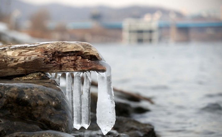 작은 추위를 뜻하는 절기 소한(小寒)을 하루 앞둔 5일 서울 서초구 반포한강공원에 얼음이 얼어있다.