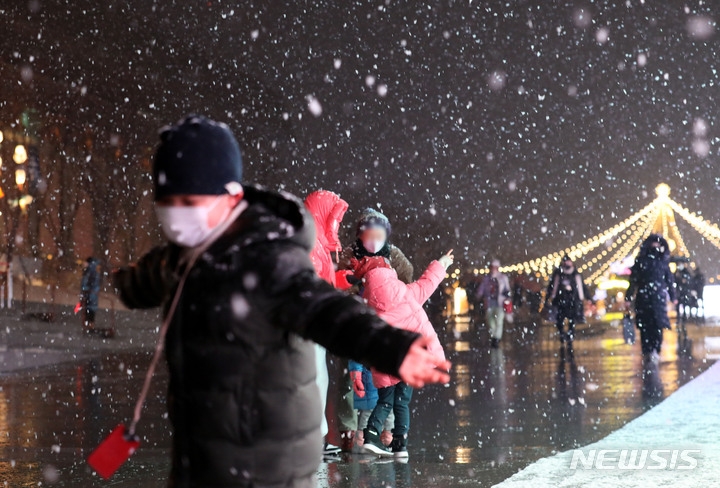 일 년 중 가장 춥다는 소한인 지난 6일 오후 서울 종로구 광화문광장 일대에 눈이 내리고 있다.