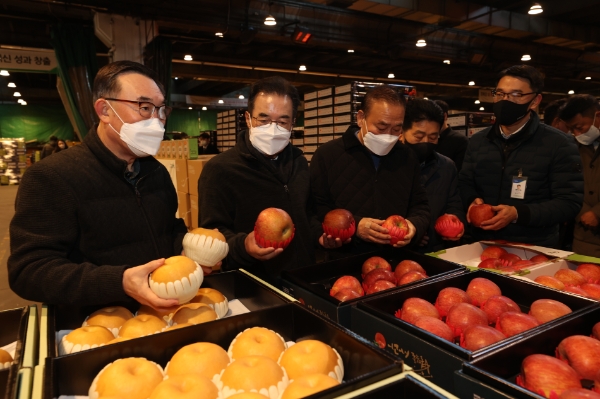 이성희 농협중앙회장(왼쪽 두번째)은 16일 '설 명절 농산물 수급상황 점검'을 위해 서울시 송파구 가락동에 위치한 농수산물도매시장 내 농협가락공판장을 방문했다. / 사진 제공 : 농협