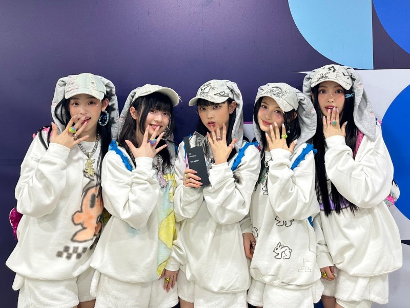 뉴진스 화려한 컴백, 'OMG·Ditto' 의상 톺아보기