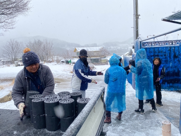 연탄 배달 봉사 모습. / 사진 제공 : 사단법인 이웃