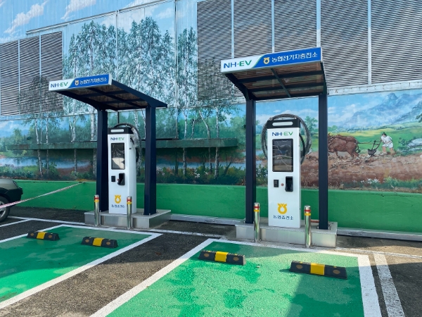농협경제지주가 지난 12일 농림축산식품부로부터 전기·수소차 충전소 사업 승인을 획득해 충전사업 운영이 가능해짐에 따라 본격적인 전기·수소차 충전시설 확충에 나선다. 사진은 경기도 이천시 이천농협 종합영농센타주유소 내 농협전기차충전소 1호점 전경. / 사진 제공 : 농협