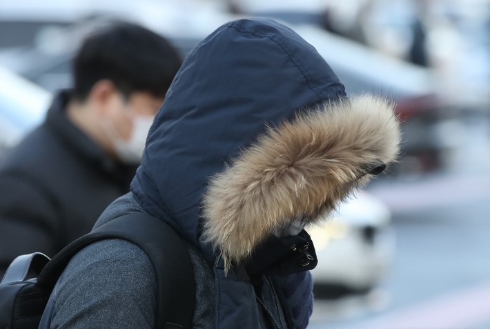지난달 29일 오전 서울 광화문 네거리에서 시민들이 아침 최저기온 영하 8도의 강추위에 두꺼운 옷차림을 하고 출근길 발걸음을 재촉하고 있다.